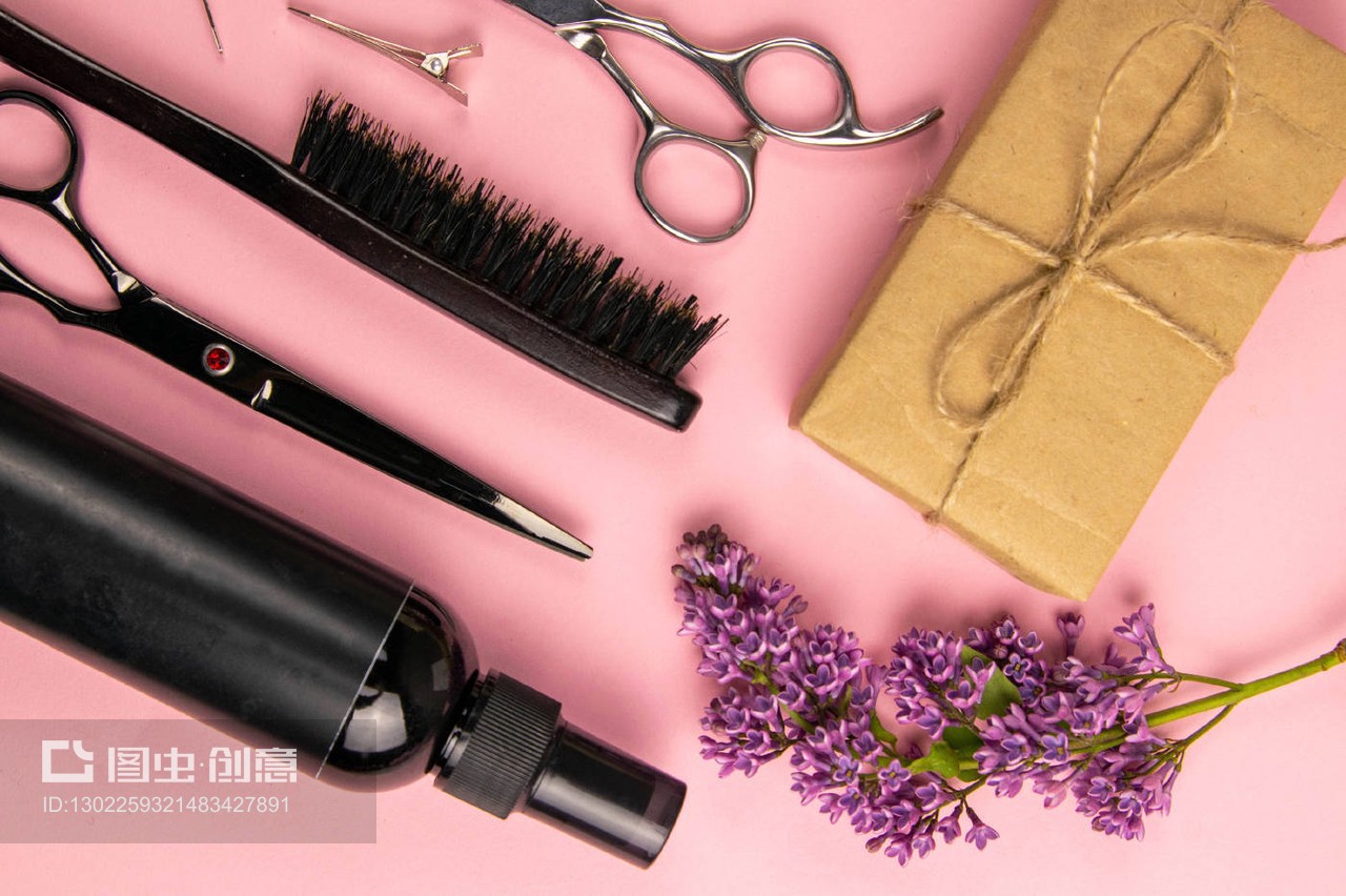 理发师工具-剪刀、梳子、发胶、发夹和丁香花,粉色背景上有咖啡。美容概念。平躺,俯视图